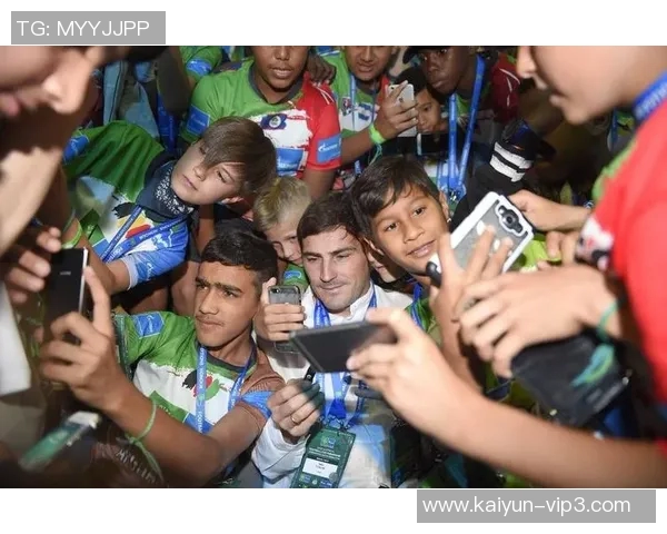 从足球裁判的独特视角解析球星在赛场上的表现与竞技智慧